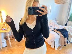 svart kofta  - fin med tajt midja 