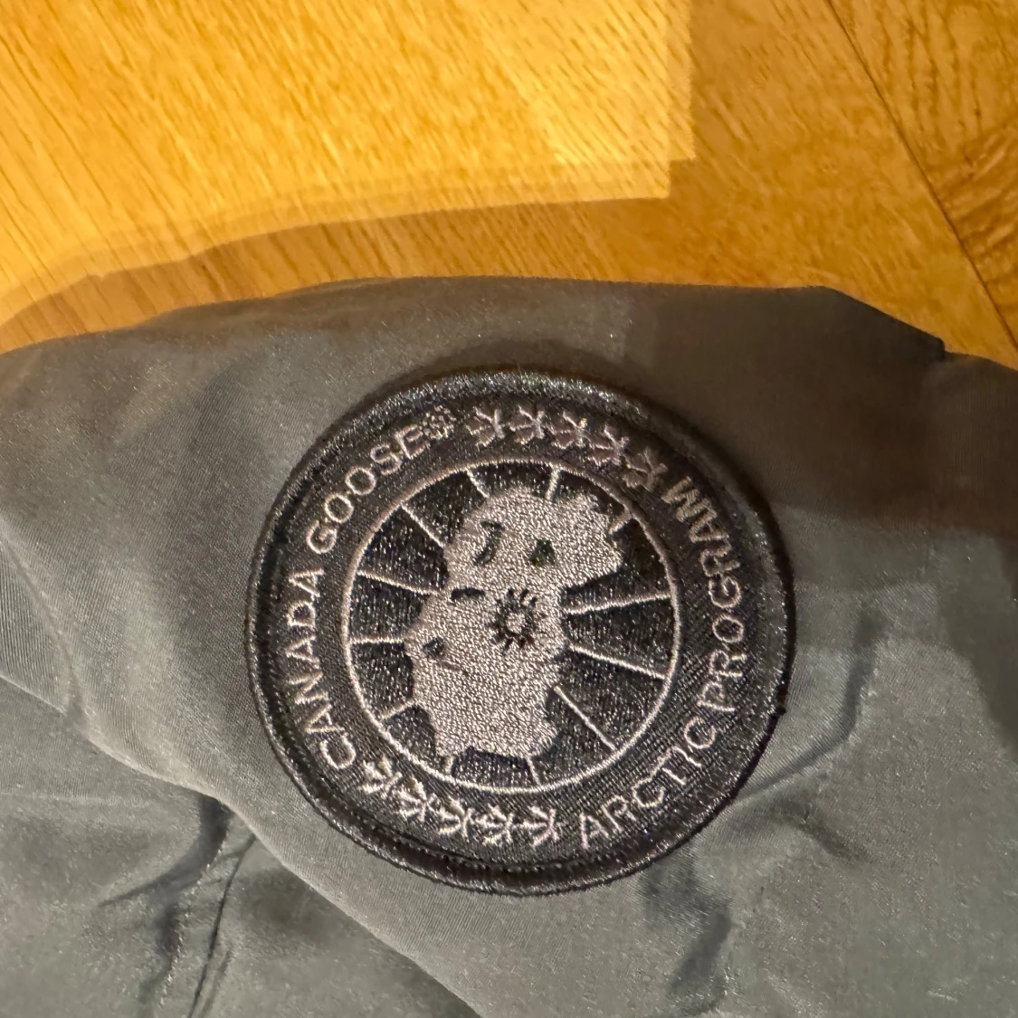 Grå pufferjacka från Canada Goose - 1