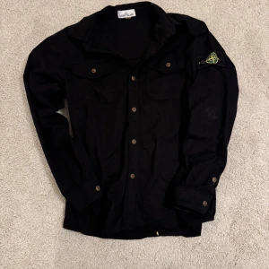 Jacka - Fräsch  cardigan, passar perfekt nu till hösten, den är i väldigt bra skick knappast använd. Storlek S  