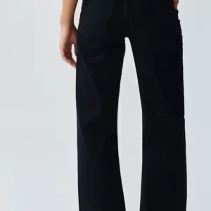 Svarta wide jeans från Gina Tricot - Snygga svarta jeans från Gina Tricot, modell Perfect Jeans. De har hög midja och raka, vida ben för en trendig siluett. Klassisk femficksdesign med knapp och dragkedja framtill. Perfekta till sneakers eller boots. Stretchig, kunde tyvärr inte använda dom och ville lämna tillbaka dem direkt fast de gick inte eftersom min lillbror hade råkat riva sönder kvittot därefter gick jag till butiken och förklarade men eftersom det står i deras policy att kvittot är viktigt så gick de inte. ORG PRIS:499kr