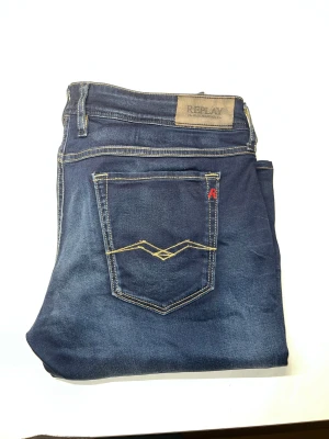 Replay jeans  - Snygga mörkblå jeans från Replay, modell Jenn. Jeansen har rak passform och är tillverkade i mjukt bomullsmaterial med lite stretch för extra komfort. Midja 41cm, längd 95cm. JAG SKICKAR EJ FLER BILDER NÄR JAG BÄR JEANSEN! för storleksguide hänvisar jag till måtten och för bättre inblick i passformen rekommenderar jag att googla på modellnamnet. kolla måtten noggrant :) s4 