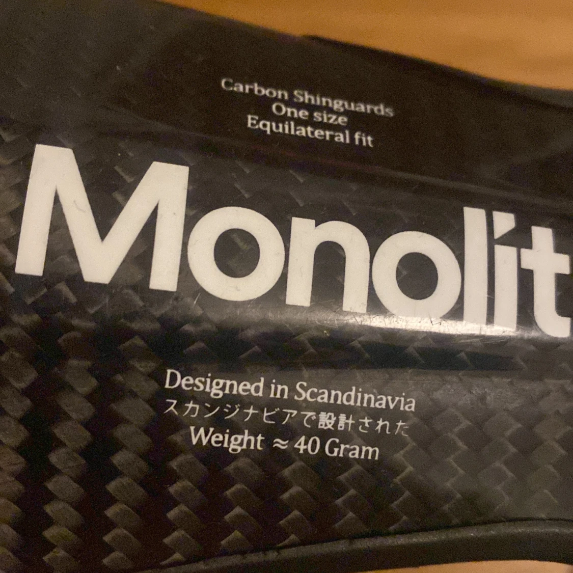 Monolit benskydd i kolfiber - 1
