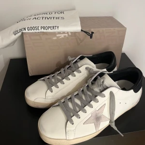 Vita Golden Goose - Säljer dessa feta Golden Goose | Storlek 46 | Skick 9/10 | nästan nyskick | priset kan diskuteras vid snabb affär | Låda finns | skicka dm vid frågor