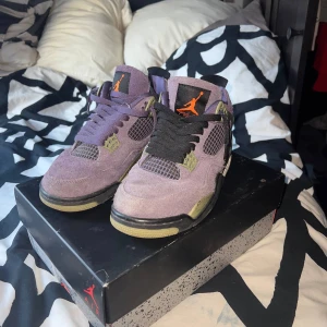 Jordan 4 - Tjena! Säljer nu mina gamla Jordan 4 retro purple canyon’s. Skorna är storlek kvinnostorlek 39. Köpte dom på footlocker tidigt 2023 om jag inte minns helt fel. Jag hade kvittot men jag hittade det tyvärr inte nu. Kan säkert leta lite extra om det behövs. Skorna använde min syster i några veckor utan att jag visste då jag var utomlands.  Skorna finns i Fruängen och pris kan diskuteras vid snabb affär. Hör gärna av er vid frågor.  MVH Leon.