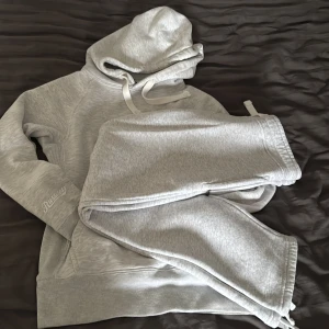 Grå mjukisset - Säljer ett gråt mjukisset från Russemerch med vita snören väldigt snyggt set 