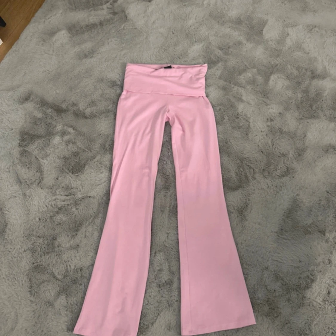 Rosa bootcut byxor från Gina Tricot XS - 1