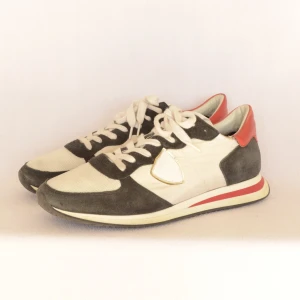 Philippe Model sneakers  - PHILIPPE MODEL SNEAKERS  Storlek : 44  Passform : Normal   Användning : Skorna är i ett väldigt fint skick utan defekter   Nypris : Cirka 4000SEK