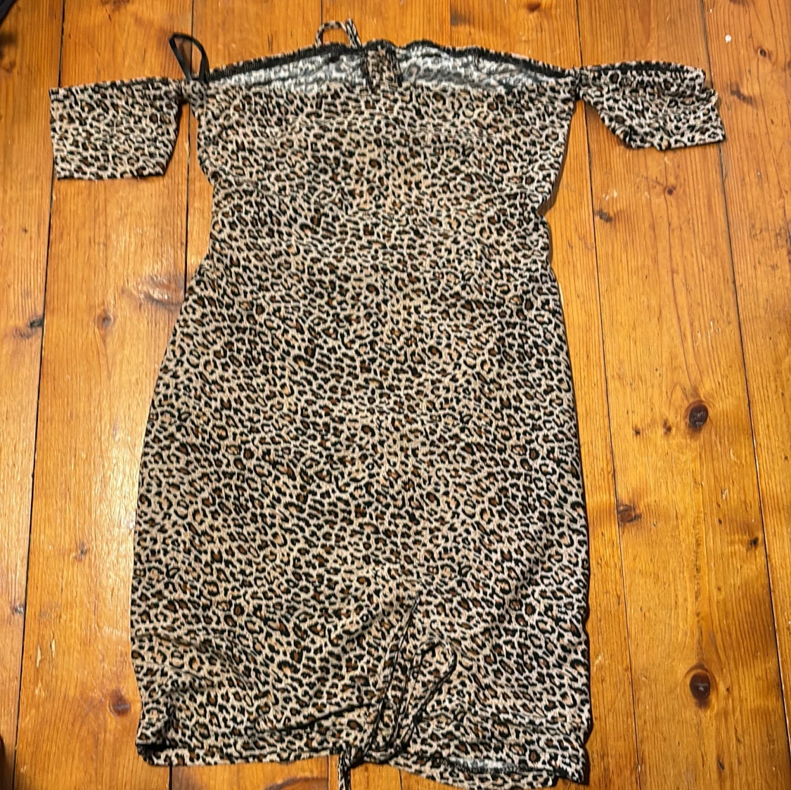 Leopardmönstrad offshoulder klänning - 1