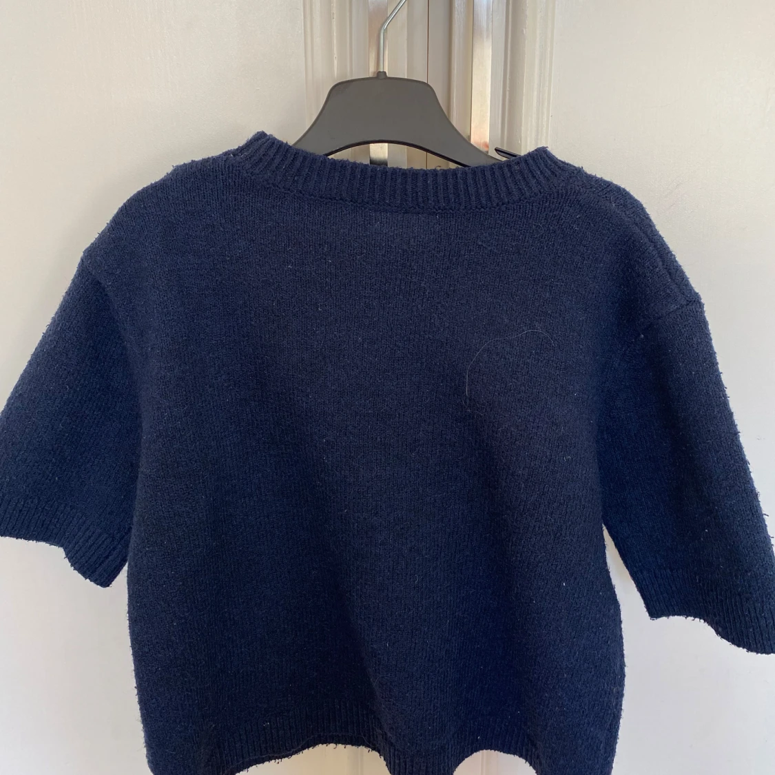 Mörkblå stickad tröja från Kappahl