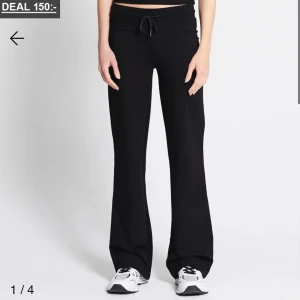 Populära mjukidbyxor från Lager - Svarta mjukisbyxor med låg midja och bootcut-silhuett. Snyggt avslappnad look med vida ben. Jättemysiga men säljer då de är lite för små för mig, pris kan diskuteras vid snabb affär❣️