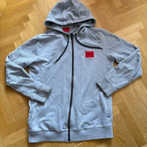 Hoodie från HUGO - äkta, bra skick! - En assnygg Hoodie från HUGO som är i asbra skick. Skriv bara om du har frågor eller funderingar. 