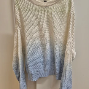 Vit och ljusblå stickad tröja XS - Säljer en stickad tröja från H&M i storlek XS. Tröjan har en snygg färgövergång från vit upptill till ljusblå nedtill och är gjord i en grovstickad struktur. Materialet är 50% bomull och 50% akryl. Perfekt för lager-på-lager under kyliga dagar.
