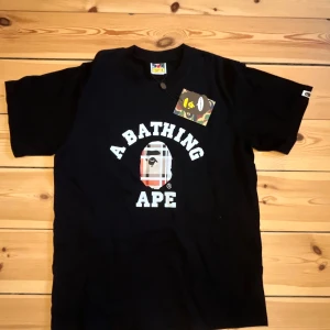 Bape Burberry T shirt - Svart bape burberry t shirt i storlek S. Helt ny aldrig använd. 