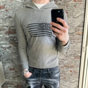 Ralph Lauren Hoodie - Mycket fint skick, inga defekter. Storlek 14-16 junior men sitter som XS, passar dig som är mellan 160-170cm ungefär. Nypris ca 1500kr. Modellen är 185 cm, 79 kg. Passar bra nu till vintern. Skriv för mer information!🤝