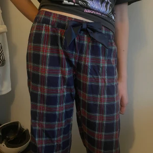 Rutiga pyjamasbyxor - Rutiga pyjamasbyxor från Ginatricot. Storlek 158/164. Resår och stretchiga i midjan. Sjukt sköna! 💕 Helt nya med prislapp kvar!