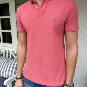 Ralph Lauren Piké - Säljer nu denna snygga Piké tröja från ralph lauren! Den är använd fåtalet gånger men har inga deffekter! Modellen på bilden är 1,83 och väger 73kg! Hör av dig vid vidare fundering🤝🕺