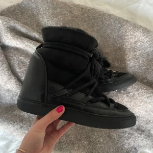 Skor från INUIKII - Säljer ett par svarta skor från INUIKII. Välanvända men fortfarande i mycket bra skick! Skorna har en ca 3 cm inbyggd klack men är fortfarande mycket bekväma