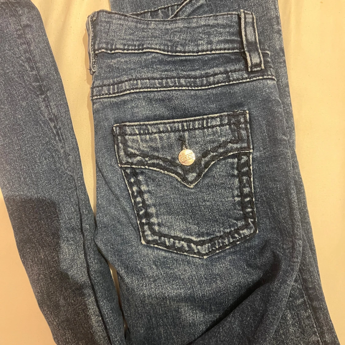 Mörkblå bootcut jeans med snygga fickor - 2