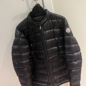Moncler acuros jacka - Tja! Säljer en fet moncler acuros jacka i storlek M. Jackan är i mycket bra skick och har använts fåtal gånger (inga tecken på användning). Perfekt nu för de lite kallare dagarna. Tveka inte på att höra av dig!