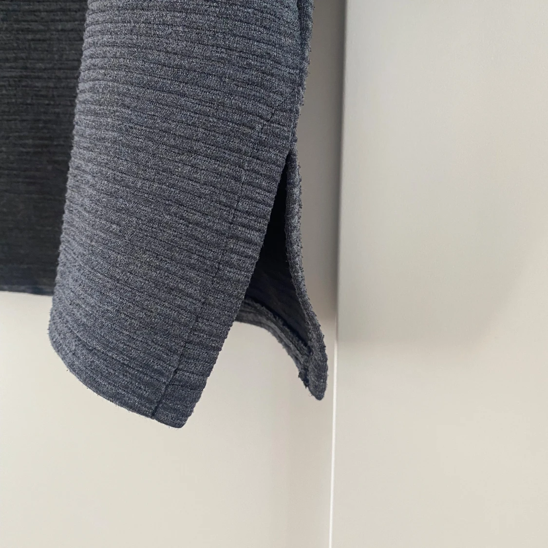 Grå ribbad tröja med trekvartsärm - 1