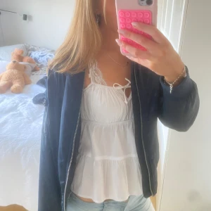 Mörkblå bomberjacka - Snygg mörkblå bomberjacka från Lager157. Den har fickor i fram och på ena ärmen. Superbra skick! 💙