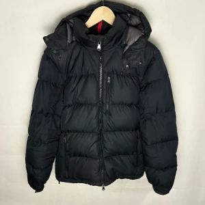 Ralph Lauren dunjacka  - Modellen är 185, liten på honom. Defekt på bröstet, knappt synligt i vanligt ljus 