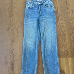 Blå jeans från Pull&Bear, storlek 34 - Blå jeans från Pull&Bear. Jeansen har rak passform och medelhög midja. Supersköna! Storlek EUR 34.
