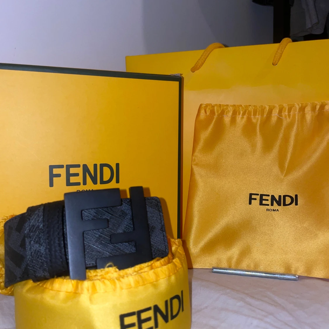 Svart Fendi bälte med FF-spänne - 1