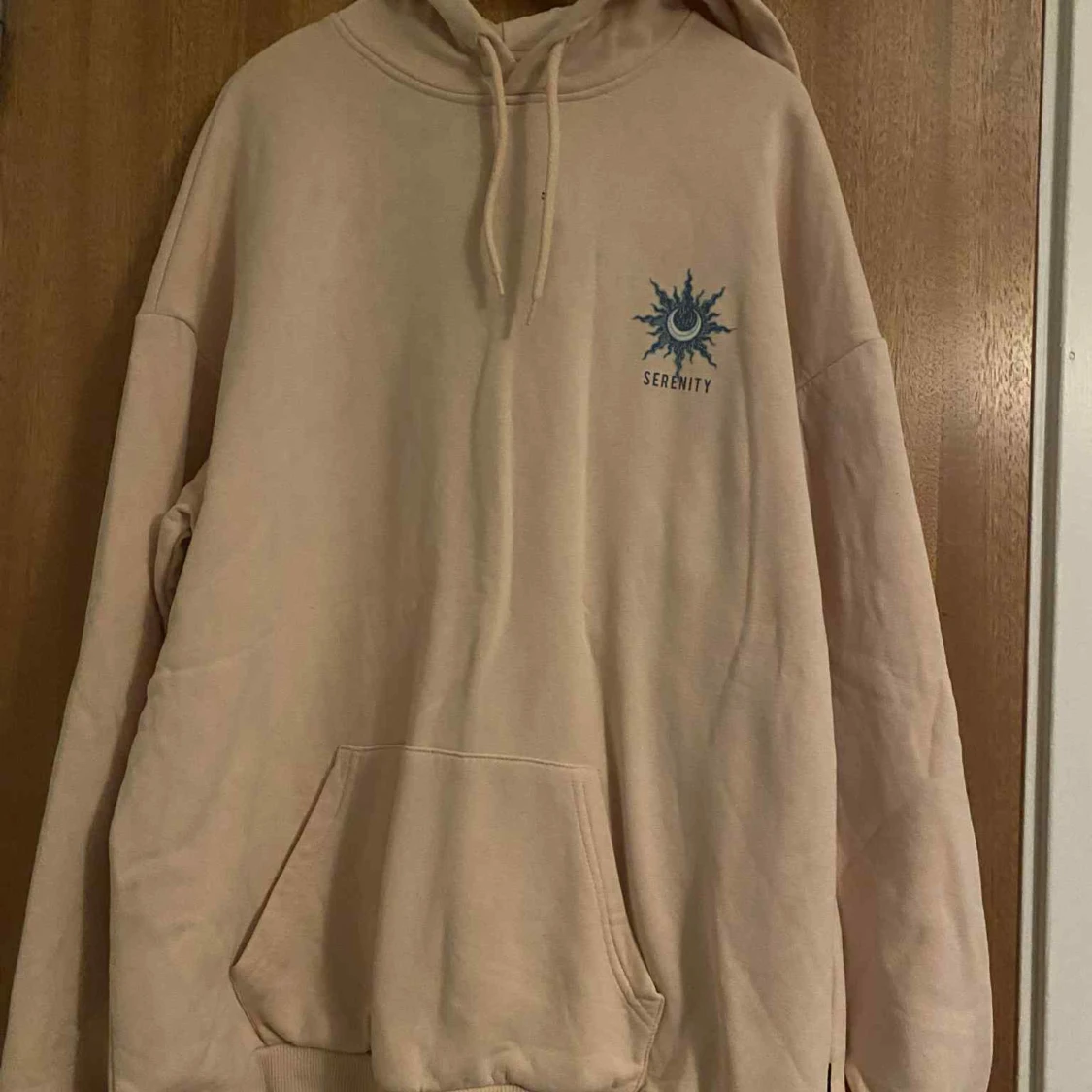 Beige hoodie med tryck Serenity