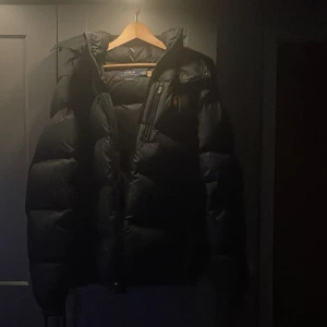 Svart pufferjacka Polo Ralph Lauren M (äkta med kvitto) - 10/10 skick. Självklart äkta med orderbekräftelse och kvitto. Nypris 6000 för den här modellen. hör av dig vid frågor, priset är inte hugget i sten!