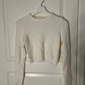 Stickad vit croppad tröja - En stickad vit croppad tröja i storlek XS från en butik utomlands som heter terranova💕Använt 1-2 gånger jätte skön och mysig💕