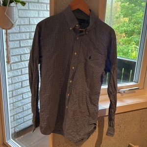 Rutig blå skjorta från Ralph Lauren - Snygg Ralph lauren skjorta i storlek L, men skulle säga att den passar mer som M. Den är i bra skick. Hör av er vid funderingar.
