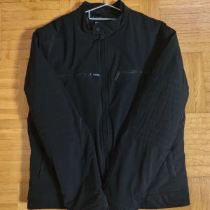 Svarta Zara Jacka - Svart Zara Jacka för män i storlek M, Bra skick inga skador/slitningar, Dragkedjorna funkar felfritt. Hör av er vid intresse eller frågor. PRIS KAN DISKUTERAS!