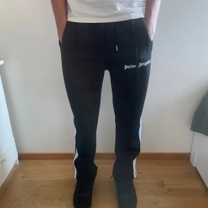Palm Angels byxor  - Säljer fina Palm angels byxor i bra skick, modellen är 174 och väger runt 55-60 Kg! Kom prisförslag och funderingar!