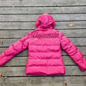 Röd dolmite jacka  - En röd dolmite jacka i storlek XS, nypris 5299kr. Använd ett fåtal gånger, mycket fint skick. Finns en vit och marinblå upplagda med! 🤍 -glansig