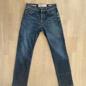 Jacob Cohën jeans - Säljer dessa riktigt feta Jacob Cohëns! | Storlek 31. | Riktigt bra skick, bedöm utifrån bilder. | Väldigt bra skick på badgen vilket är ovanligt. | Trendig mörkblå färg som passar perfekt till alla årstider! | Modell: Bard, Second premium edition. | Släng iväg en signal vid funderingar så svarar jag snabbt. |