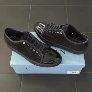 Lanvin Skor | 45 - Lanvin Dbb1 Sneakers | Grymt skick! | Svart/Navy CW | Storlek 10 vilket motsvarar ~45 | Original dustbag ingår | INGA BYTEN | Fraktar spårbart eller möts upp i Uppsala!