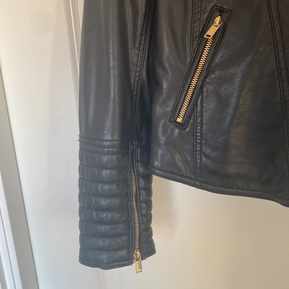 Svart skinnjacka från H&M, stl 40 - 3