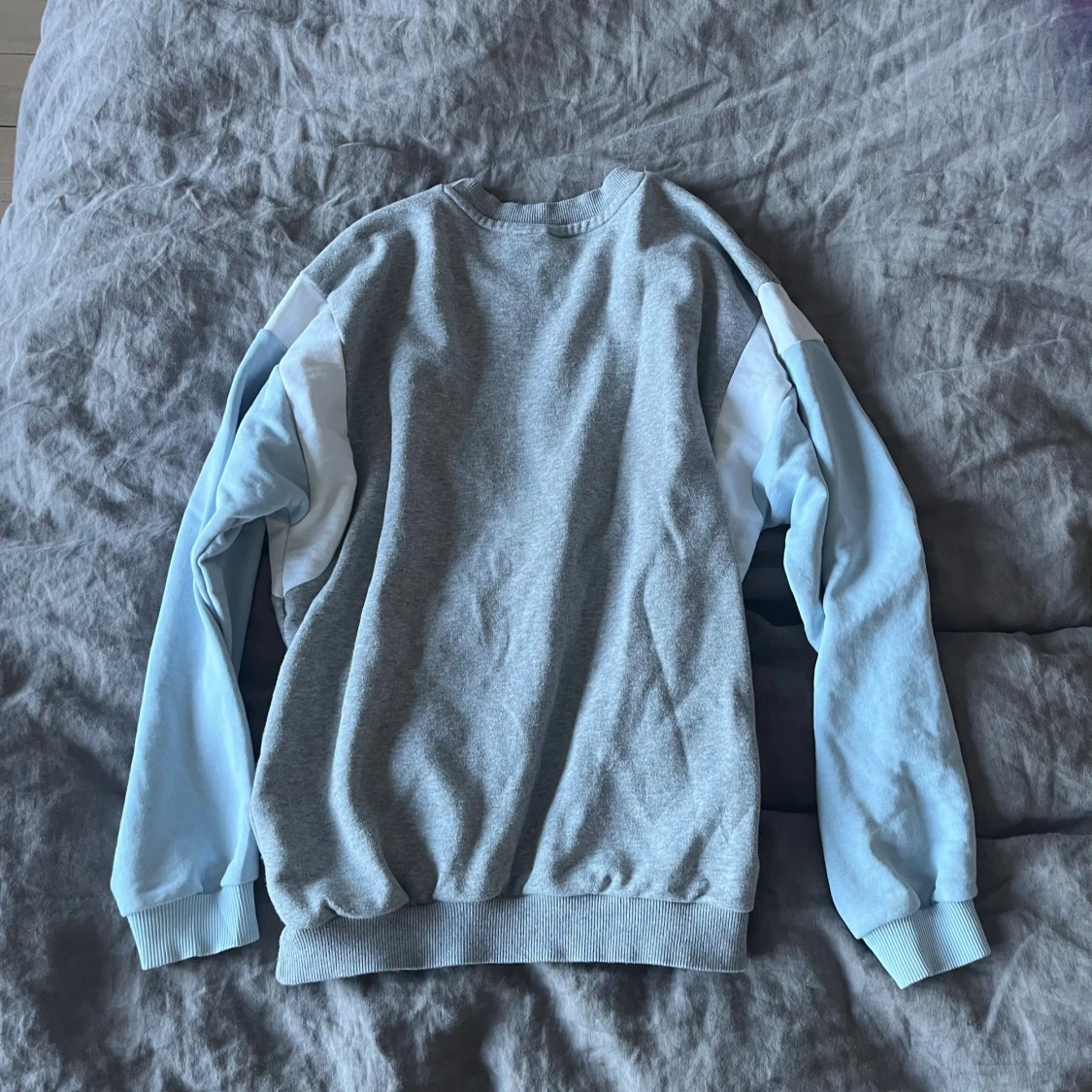 Grå och ljusblå Adidas sweatshirt - 3