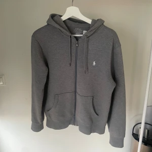 Ralph Lauren zip - Säljer en fin Ralph Lauren zip i storlek S, tröjan är i okej skick skulle säga 8/10 med några defekter! Kom gärna med funderingar eller prisförslag!