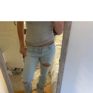 Ljusblå ripped jeans med raka ben - Säljer de här ljusblå jeansen med hål. Säljer pga av att de inte passar mig. Skrih vid frågor!! ( inte mina bilder ) 
