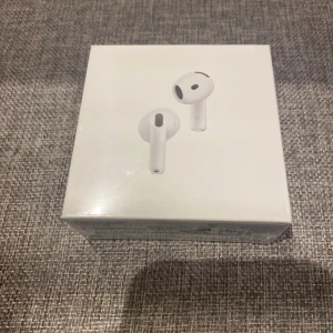 AirPods 4 (ANC) - Hej!  Jag säljer helt nya och oöppnade AirPods (4:e generationen) den senaste modellen. Jag fick dem som födelsedagspresent av min kusin, men eftersom jag redan använder AirPods Pro 2 behöver jag inte dessa. Har kvitto!  Originalpriset hos Apple är 2299 kr. Mitt pris är redan satt och produkten är givetvis äkta, men vid en snabb och smidig affär kan vi diskutera priset.  Mvh Santos 