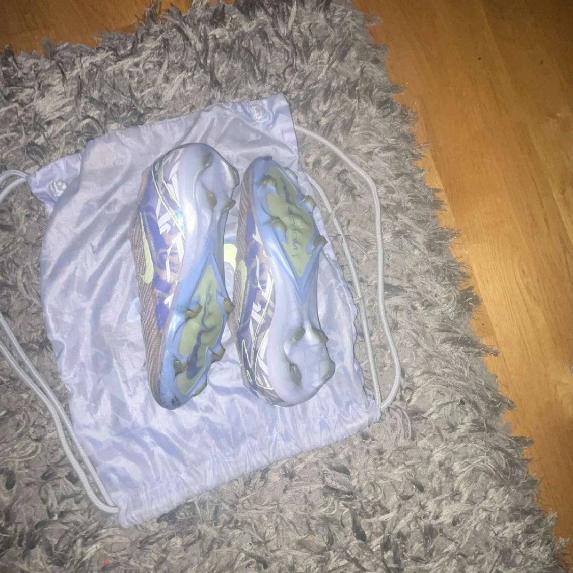 Nike fotbollsskor i beige och blå - 2