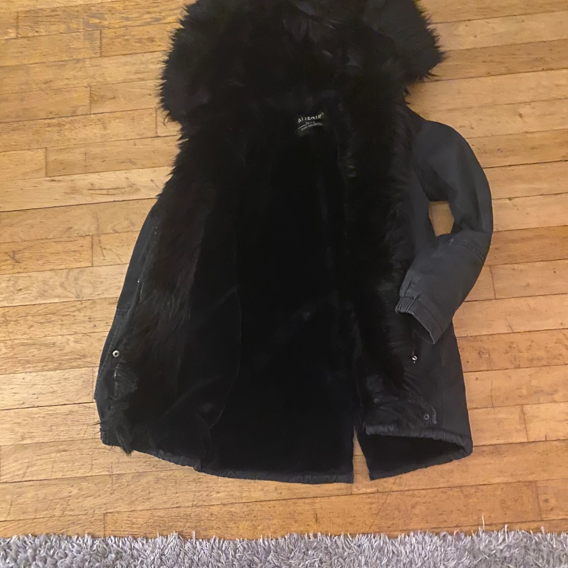 Svart parkasjacka med fuskpäls - 3