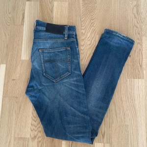Blå Tiger of Sweden jeans Pistolero W29 L32 - Jag säljer dom här riktigt snygga Tiger of Sweden Pistolero jeansen som är i storlek W29 L32. De är i fint skick utan skador. Tveka inte att höra av er!                                                                     Mått: Längd 104cm. Midja 39cm