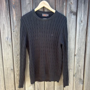 Svart kabelstickad tröja från Morris  - Kabelstickad svart tröja från Morris i mjuk bomull | Storlek S | Mycket bra skick