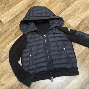 Moncler cardigan - En skit snygg moncler cardigan