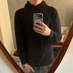 Svart kashmir hoodie -  Tja! Säljer en riktigt snygg och limiterad hoodie ifrån Gardegrisch! ( Storlek M ) Jag på bilden är 181! Hör av er vid minsta lilla fråga eller fundering🙌