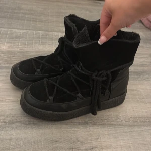 Vinterskor - Säljer ett par svarta vinterskor från Duffy. Skorna  är fodrade med mjukt material på insidan. De efterliknar inuikii skor. Jag har egentligen storlek 38 men jag kunde ha dom. Jag har inte använt de så mycket. Såklart så torkar av/ tvättar skorna ordentligare innan jag skickar dom. Fråga gärna om du undrar något eller vill ha fler bilder🩷