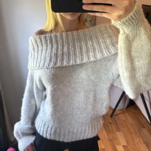 Ljusgrå offshoulder stickad tröja Gina Tricot - Supermysig ljusgrå stickad tröja från Gina Tricot med bred ribbad offshoulder-krage. Tröjan har långärmade, lite pösiga ärmar och är perfekt för kalla höstdagar🍂💓